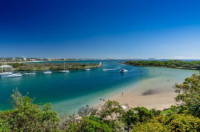 Breathtaking Views - Point Cartwright Apt